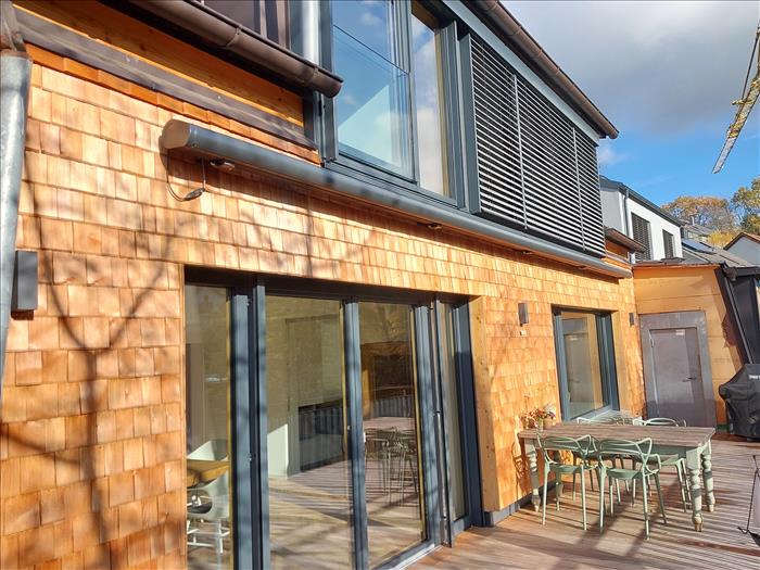 2023_Energetische Sanierung mit 30er Laerchenschindelfassade